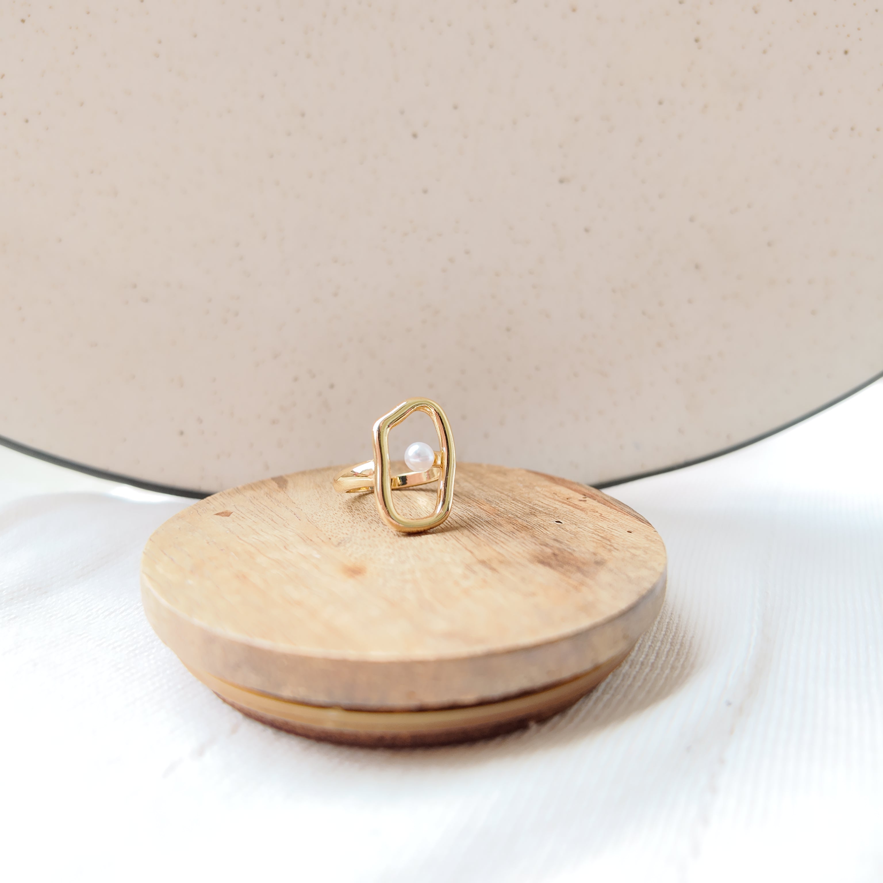 Orb Frame Pearl Ring
