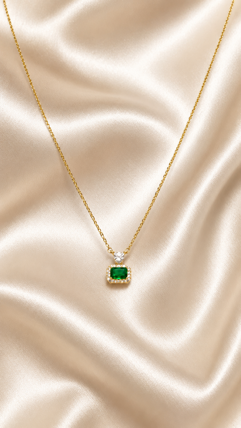 Emerald Cushion Set - Elegant Pendant Necklace Detail